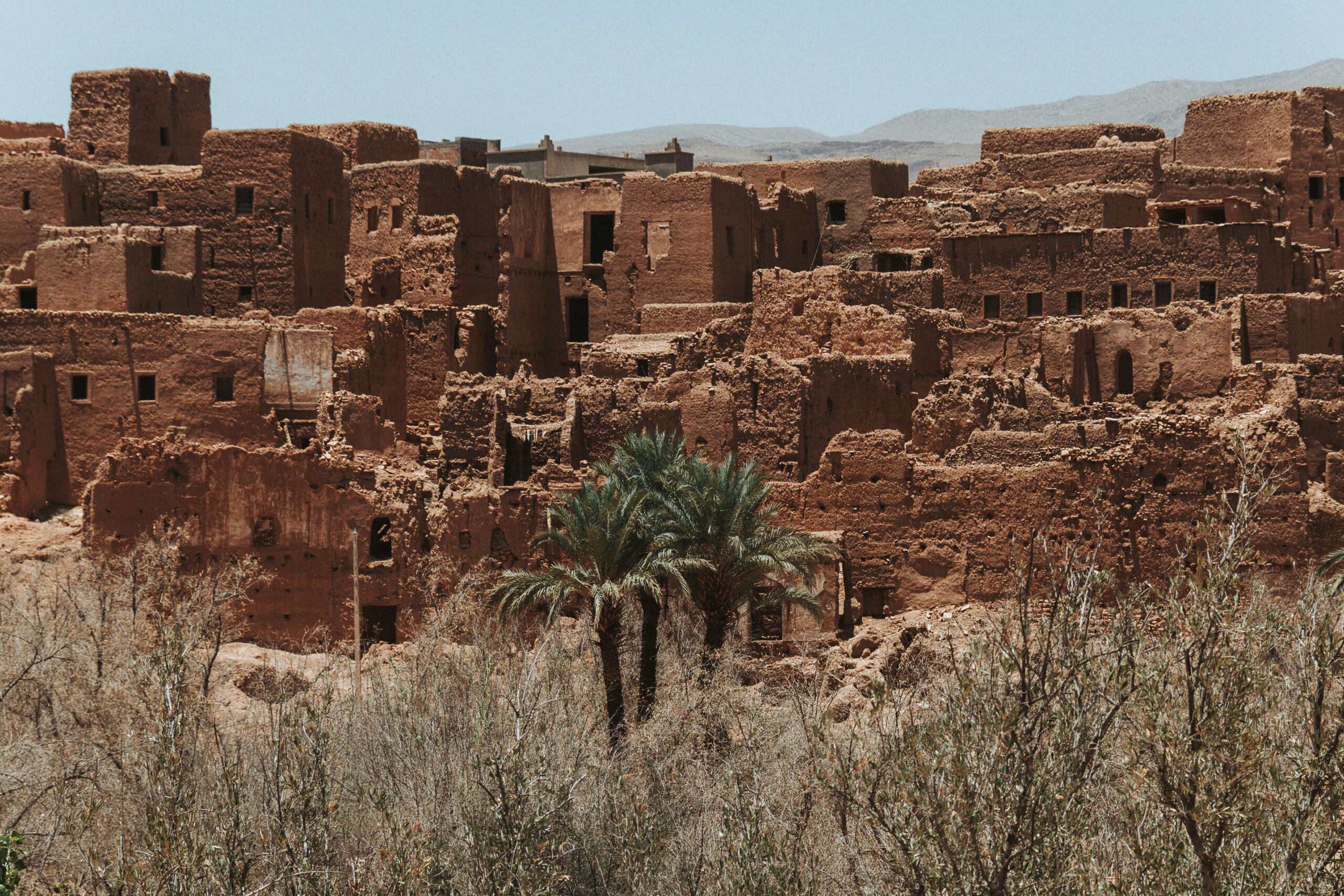 Hausruinen in der kargen roten Landschaft von Marokko - offlinepleasure.at