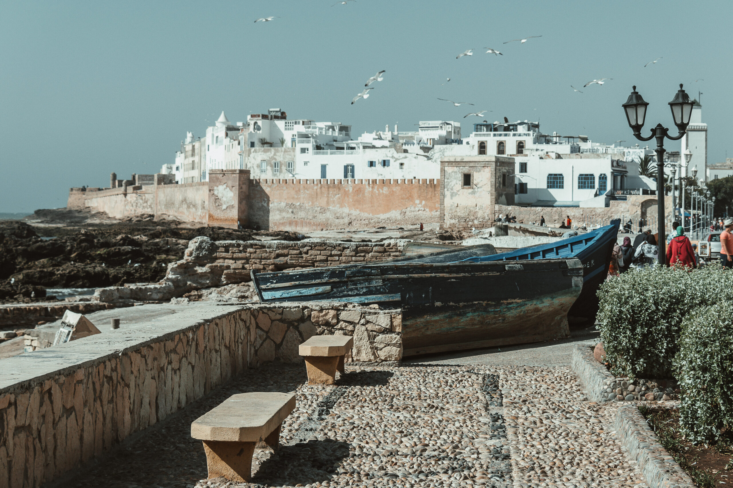 Blick auf Stadtmauer vom Strand aus in Küstenort von Marokko - offlinepleasure.at