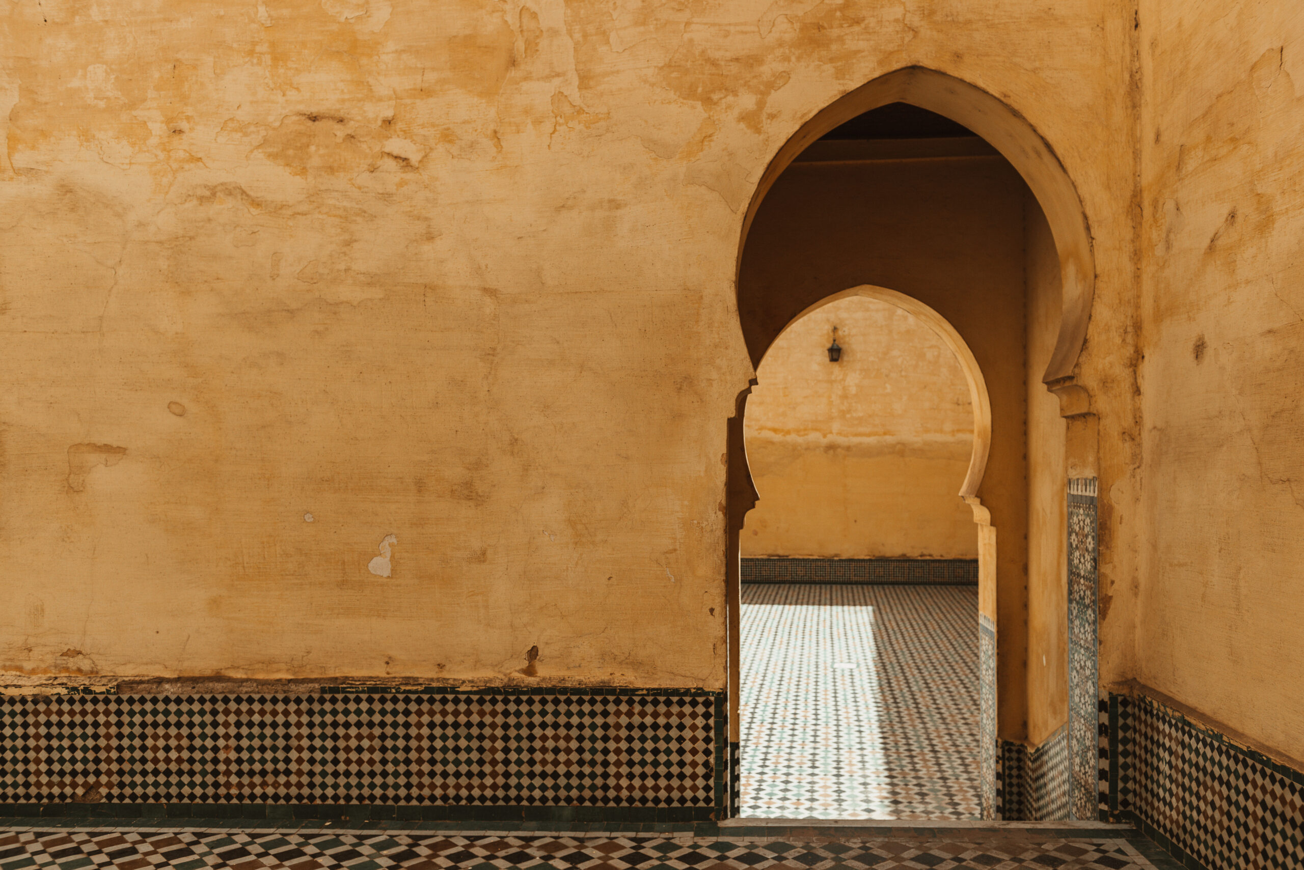 Orientalischer Torbogen mit buntem Fliesenmosaik - offlinepleasure.at