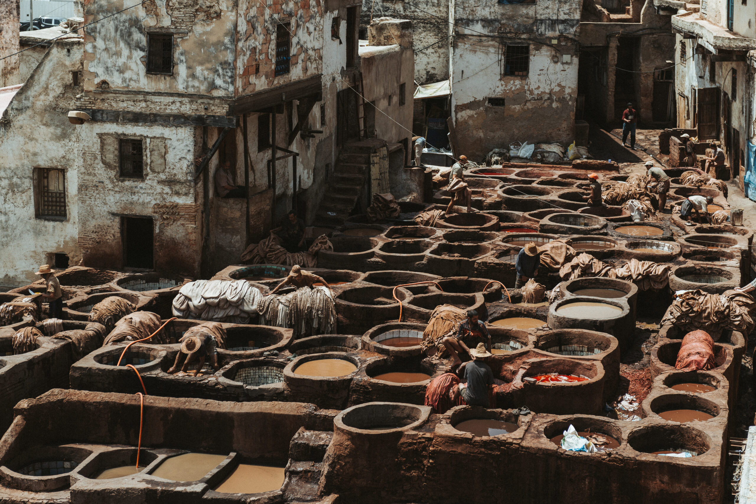Ledergerberei mit vielen Pottichen in Marokko - offlinepleasure.at