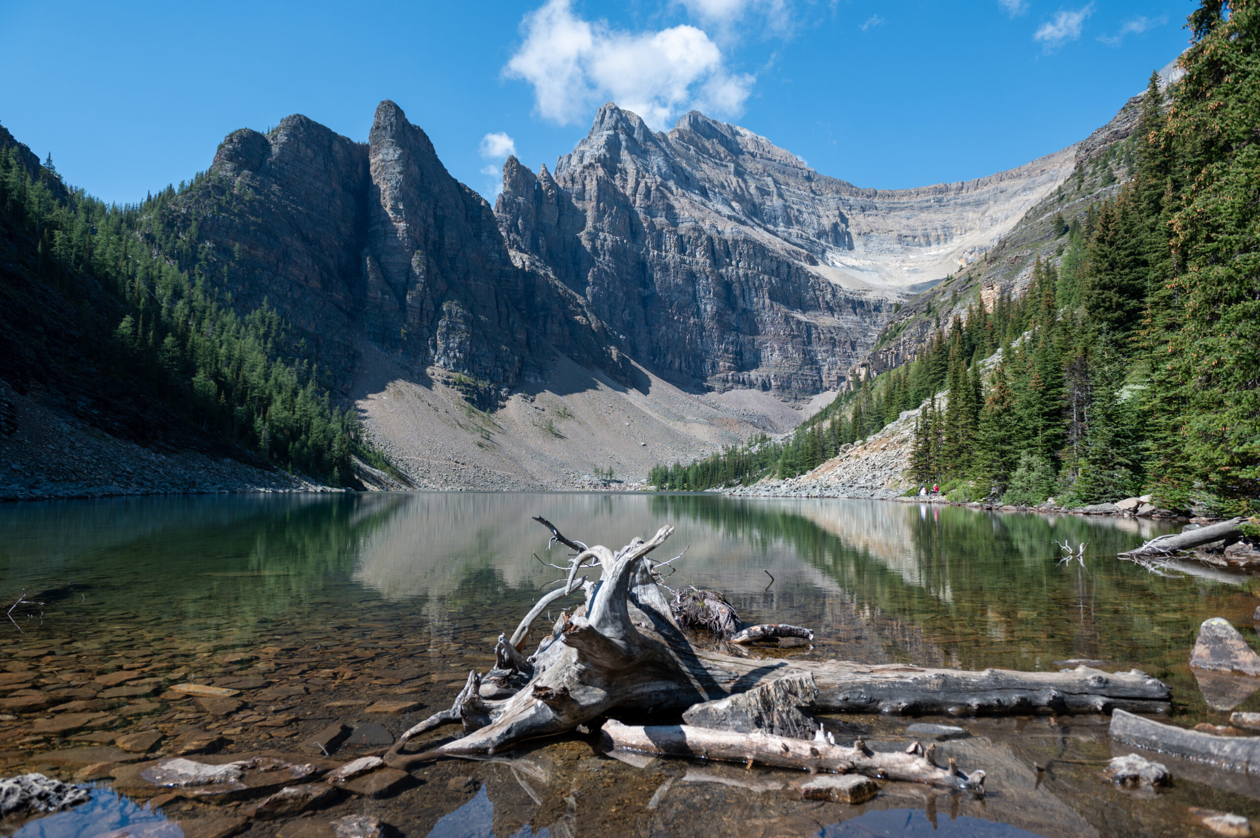 Ein idyllischer Bergsee, eingebettet in eine traumhafte Bergkulisse - offlinepleasure.at
