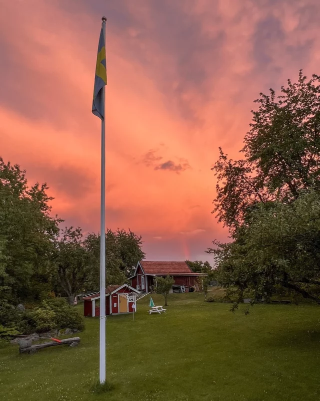 •LIGHT•

When the evening sun not only kisses the clouds, but also touches the heart. 

⇣
⇣
⇣
✁--- HASHTAG --- ༻ 
❧
⇴ #travelphotography
⇴ #exploremore
⇴ #wanderlust
⇴ #earthpix
⇴ #stayandwander
⇴ #thegreatoutdoors
❧
↟ #lightlovers 
↟ #schweden 
↟ #sundowner 
❧
⊛ @passionpassport
⊛ @travelandleisure
⊛ @natgeotravel
⊛ @earthpix
⊛ @stayandwander
⊛ @lonelyplanet
⊛ @nikondach
❧
✃----- FIN ----- ༻