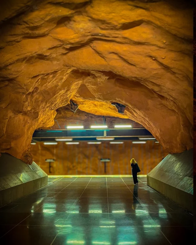 ↟ Farben, Vielfalt und der Weg zu uns selbst.

Einige U-Bahn-Stationen in Stockholm sind wahre Kunstwerke. 🎨 Sie erzählen mit ihren farbenfrohen Designs von Künstlern Geschichten, die so bunt und facettenreich sind wie das Leben selbst. Doch zwischen all den leuchtenden Farben findet sich auch etwas Raues – unbehandelte Decken, die uns an die Hindernisse im Leben erinnern. Sie fordern uns heraus, innezuhalten, genauer hinzusehen und unsere eigenen Bedürfnisse zu erkennen. ✨

Im hektischen Alltag übersehen wir oft die kleinen Zeichen, die uns daran erinnern, achtsam mit uns selbst zu sein. Es braucht Mut, auf sich selbst zu hören, Grenzen zu setzen und klar zu kommunizieren, was man wirklich braucht. Denn so, wie diese Kunstwerke uns inspirieren, können auch wir unsere eigene Welt farbenfroher gestalten. 🌈

⟡ Wann hast du das letzte Mal bewusst auf dich selbst gehört und deine Bedürfnisse klar formuliert? ⟡

⇣
⇣
⇣
✁— HASHTAG — ༻
#Achtsamkeit #Selbstfürsorge #KunstImAlltag #MutZuDirSelbst #FarbenfrohesLeben #StockholmKunst #ErkenneDeineBedürfnisse #Innehalten #PositiveVibes #LebeImMoment #calumetcommunity #wiesenernews #cewephotoaward 
❧
@cewe_oesterreich 
@cewe_fotowelt_de 
✃—— FIN —— ༻