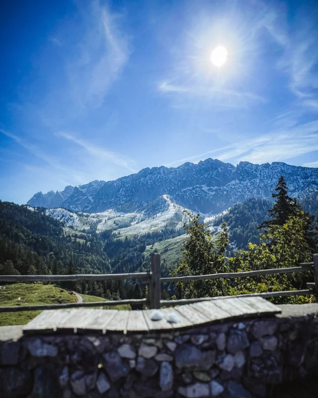 Instagram Post:

↟ Lass dich von den Jahreszeiten inspirieren – wie sie sich verändern, so auch wir. Es ist ein wunderbares Gefühl, das Handy beiseitezulegen und in die Natur einzutauchen. Rauf auf die Berge, tief durchatmen, und den Stress im Tal lassen. Die letzten warmen Sonnenstrahlen im beginnenden Herbst sind ein Geschenk, das uns daran erinnert, wie wichtig es ist, bewusst im Moment zu leben. Warum ziellos scrollen, wenn du echte Abenteuer erleben kannst? Lass die Natur dein Akku sein und genieße die Einfachheit des Seins. ⟡ Was tust du, um im Moment zu leben? ⟡

⇣
⇣
⇣
✁— HASHTAG — ༻
#Mindfulness #SeasonalChange #MountainLife #AutumnVibes #DisconnectToReconnect #StressRelief #EmbraceTheMoment #OfflineTime #LastDaysOfSummer #NatureTherapy #LiveInTheNow #OutdoorEscape #RechargeInNature #SimpleLiving #LifeInNature #ExploreAndBreathe #MountainEscape #cewephotoaward #calumetcommunity #wiesnernews #wanderhotels #glückdeswanderns @offline.institute @cewe_oesterreich @cewe_fotowelt_de @kufsteinerland @visittirol @wanderhotels 
❧
✃—— FIN —— ༻