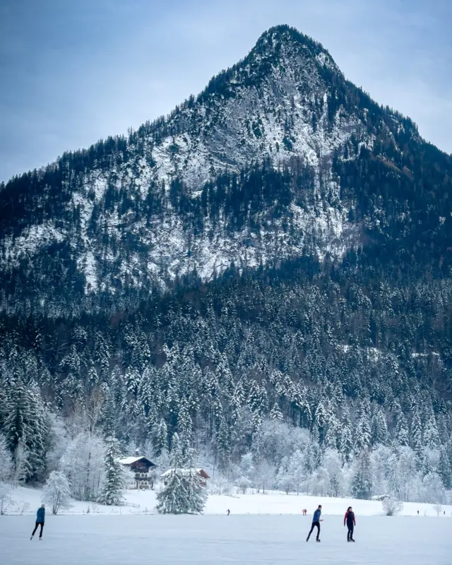 ↟ Winterzauber rund um den Thiersee  und Hechtsee ↟

Ein Winterspaziergang am Thiersee – klare Luft, glitzernde Schneekristalle und der See, der wie ein ruhendes Gemälde wirkt. Wenn du dich auf den Weg machst, spürst du, wie die Stille des Waldes deinen Geist beruhigt.

Nach dem Spaziergang? Ein gemütliches Frühstück im Glückskind in Kiefersfelden – perfekt, um die Seele zu wärmen und den Moment ganz bewusst zu genießen.

Me-Time statt Scroll-Time: Schenke dir heute einen Augenblick der Ruhe. Geh raus, finde Inspiration in der Natur und lass dich von der Magie des Winters einhüllen. Deine Zeit ist zu kostbar für belangloses Scrollen – erschaffe lieber echte Erinnerungen.

⟡ Wann war dein letzter bewusster Offline-Moment?

⇣
⇣
⇣
✁— HASHTAG — ༻
#Thiersee #Winterwunderland #Achtsamkeit #OfflineMomente #MeTime #Naturverbundenheit
✃—– FIN —– ༻