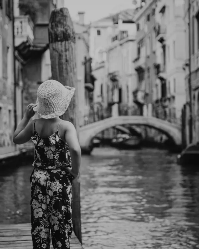 ↟ Venedig in Schwarz-Weiß ↟

Eine Stadt, die in ihrem zeitlosen Licht erstrahlt – frei von Farben, aber voller Geschichten.

In diesen 20 Momenten wollten wir das Wesentliche festhalten: Licht, Schatten und die Magie der Stille, die Venedig nach Einbruch der Dunkelheit offenbart.

Zum ersten Mal mit Übernachtung hier, haben wir entdeckt, dass Venedig nicht nur lebt, sondern nachts wirklich atmet – bis zum frühen Morgen, wenn die Stadt im sanften Dämmerlicht neu erwacht.

Für alle, die Venedig wirklich fühlen wollen: Bleibt über Nacht und lasst euch treiben.⟡

⇣
⇣
⇣
✁— HASHTAG — ༻
#Venedig #SchwarzWeißFotografie #StreetPhotography #TravelMoments #LichtUndSchatten
✃—– FIN —– ༻